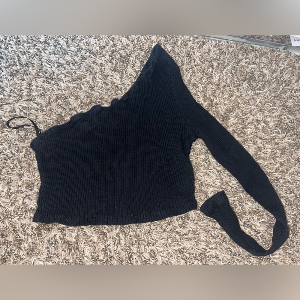 one shoulder crop top, thin fabric and expand a lot
